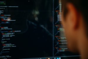 Un hacker devant un écran d'ordinateur