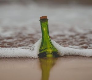 Une bouteille échouée sur une plage