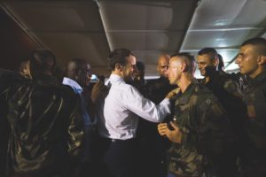Emmanuel Macron saluant des soldats français du 43e BIMA à Abidjan, lors de sa visite du 20 au 22 décembre 2019 en Côte d'Ivoire.