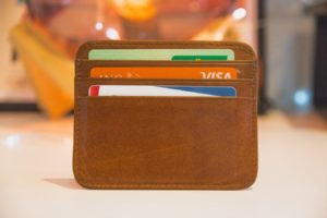 Des cartes bancaires dans un portefeuille.