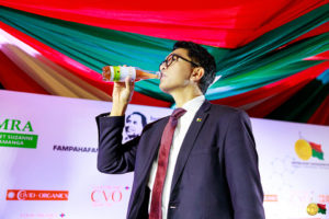 Le président Andry Rajoelina ingurgitant le « Covid-Organics », lors de sa présentation le lundi 20 avril 2020.