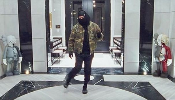 Le rappeur Drake effectuant une danse dans on clip «Toosie Slide».