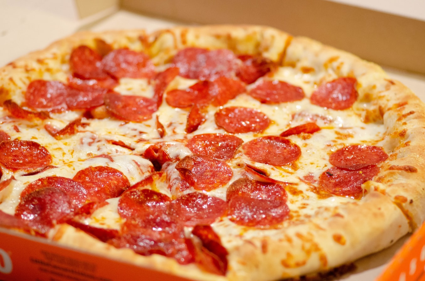Une pizza Pepperoni.