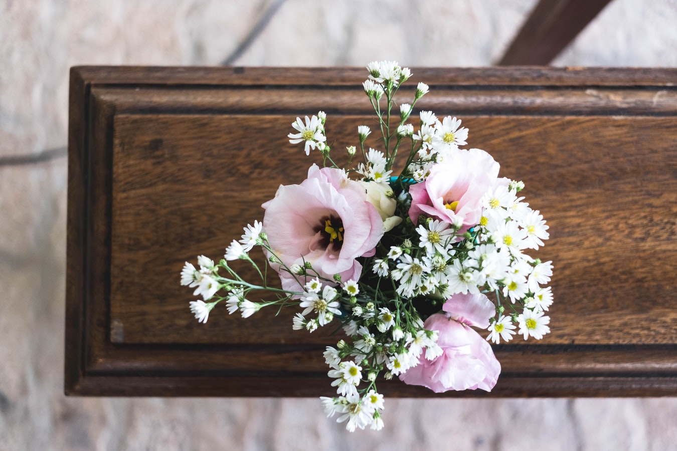 Des fleurs posées sur un cercueil (Photo : Unsplash)..
