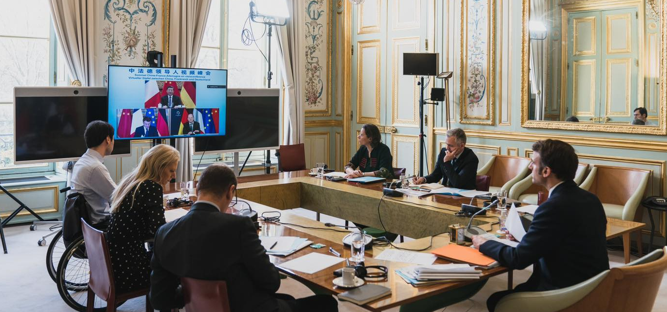 Emmanuel Macron lors d'une visioconférence à l'Elysée