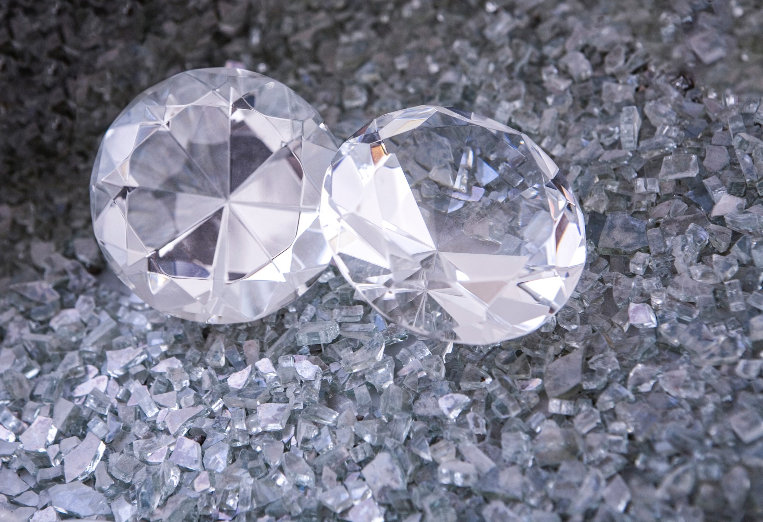 Deux diamants sur un tas de verres brisés.