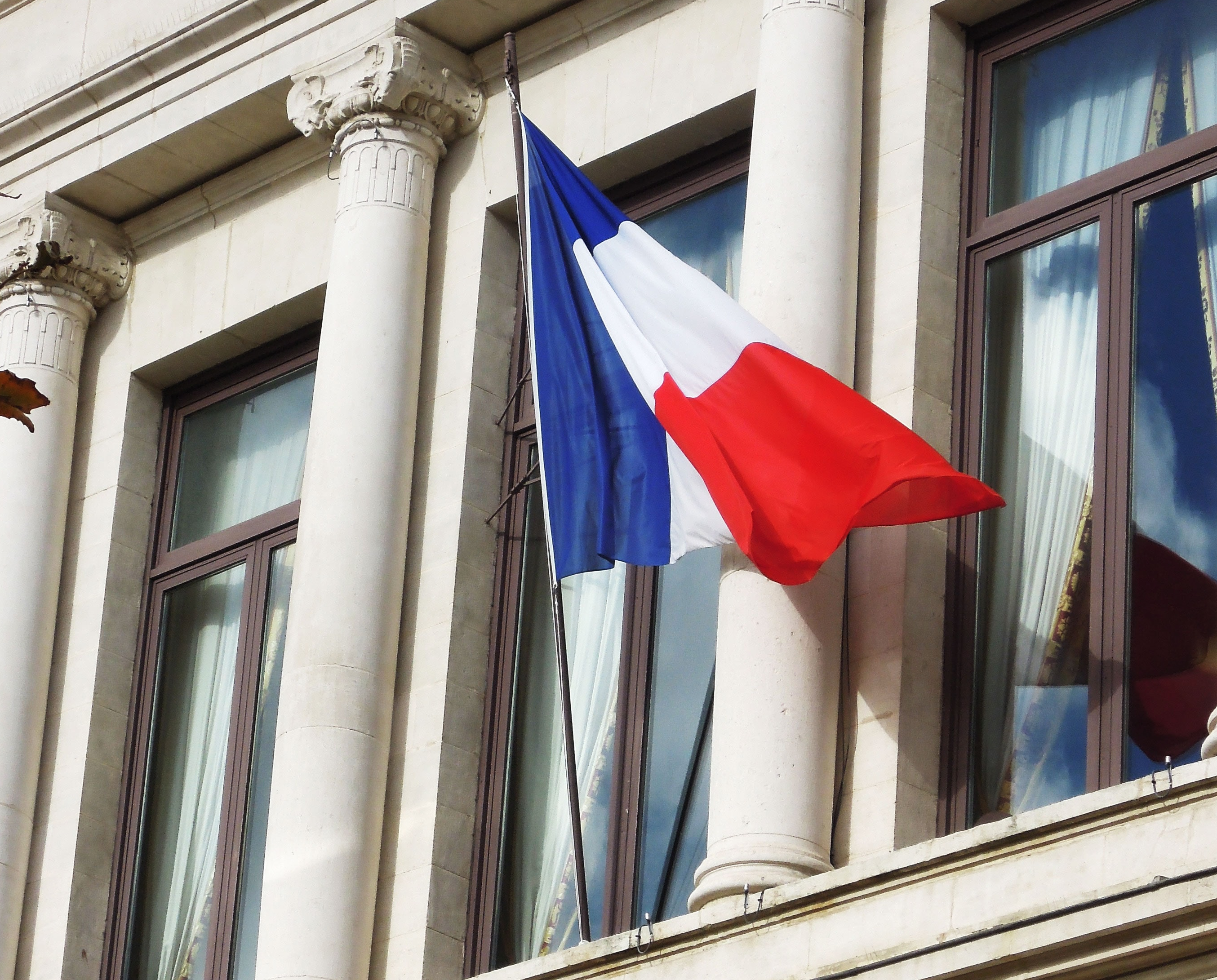 Un drapeau français sur un bâtiment public.